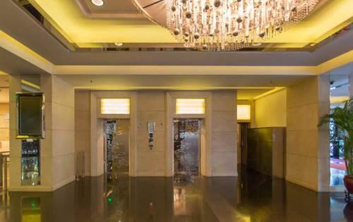 荷华明城大厦电梯